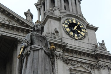 Statue in front of St. Paul's Cathedral